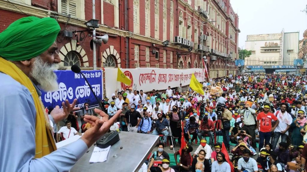 बुधवार को कोलकाता में एक जनसभा को संबोधित करते पंजाब के किसान नेता मंजीत सिंह धनेर